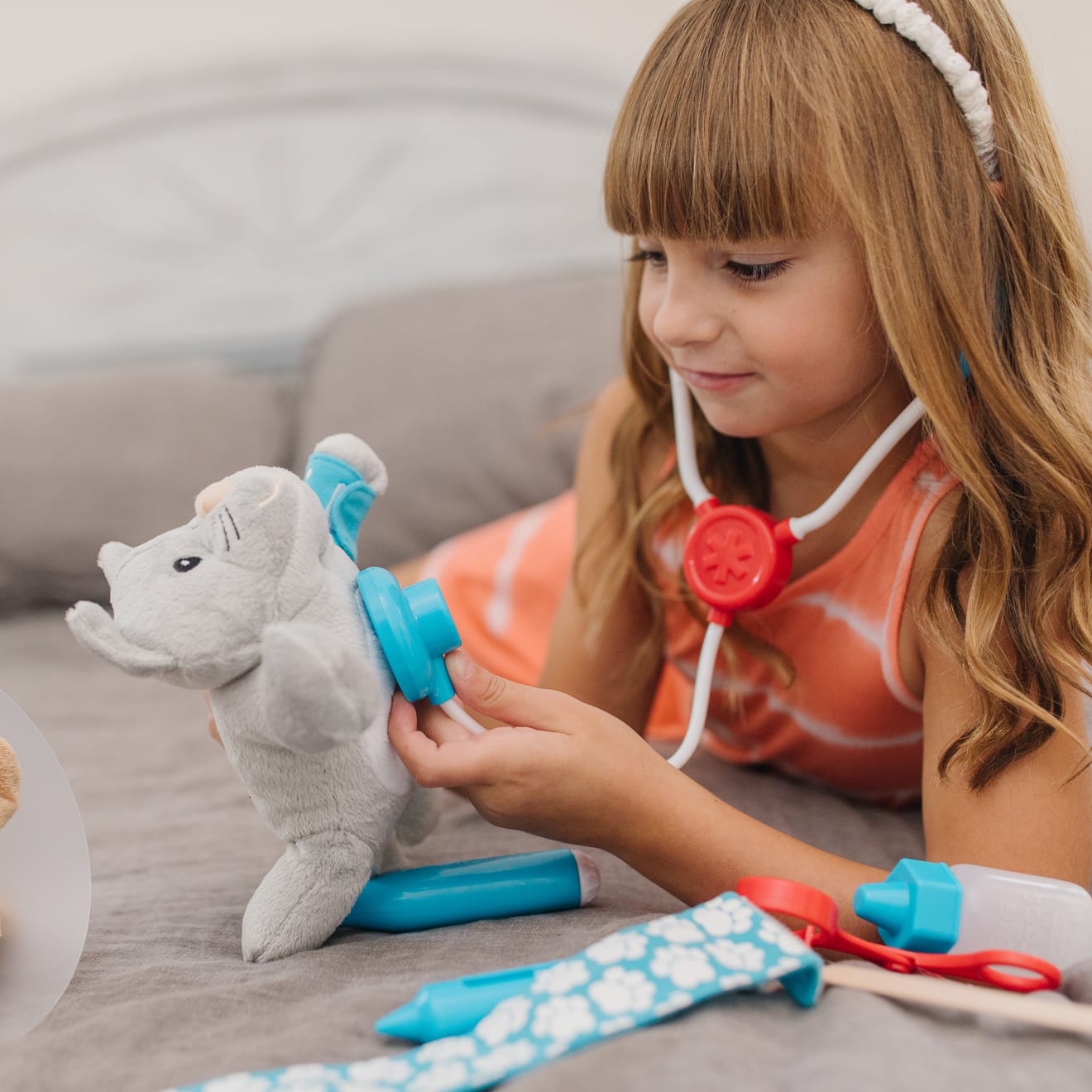 Melissa & Doug Examine & Treat Pet Vet Play Set - Image 5