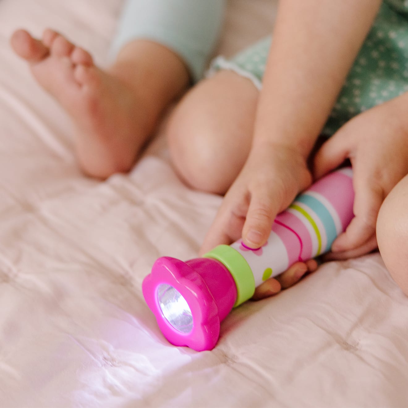 Melissa & Doug Pretty Petals Flashlight - Image 5