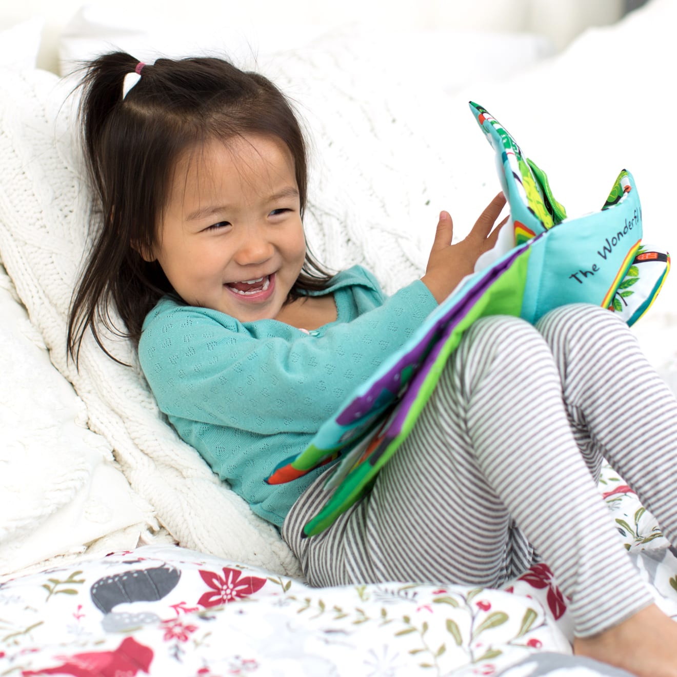 Melissa & Doug K??s Kids Soft Activity Book - The Wonderful World of Peekaboo! - Image 5