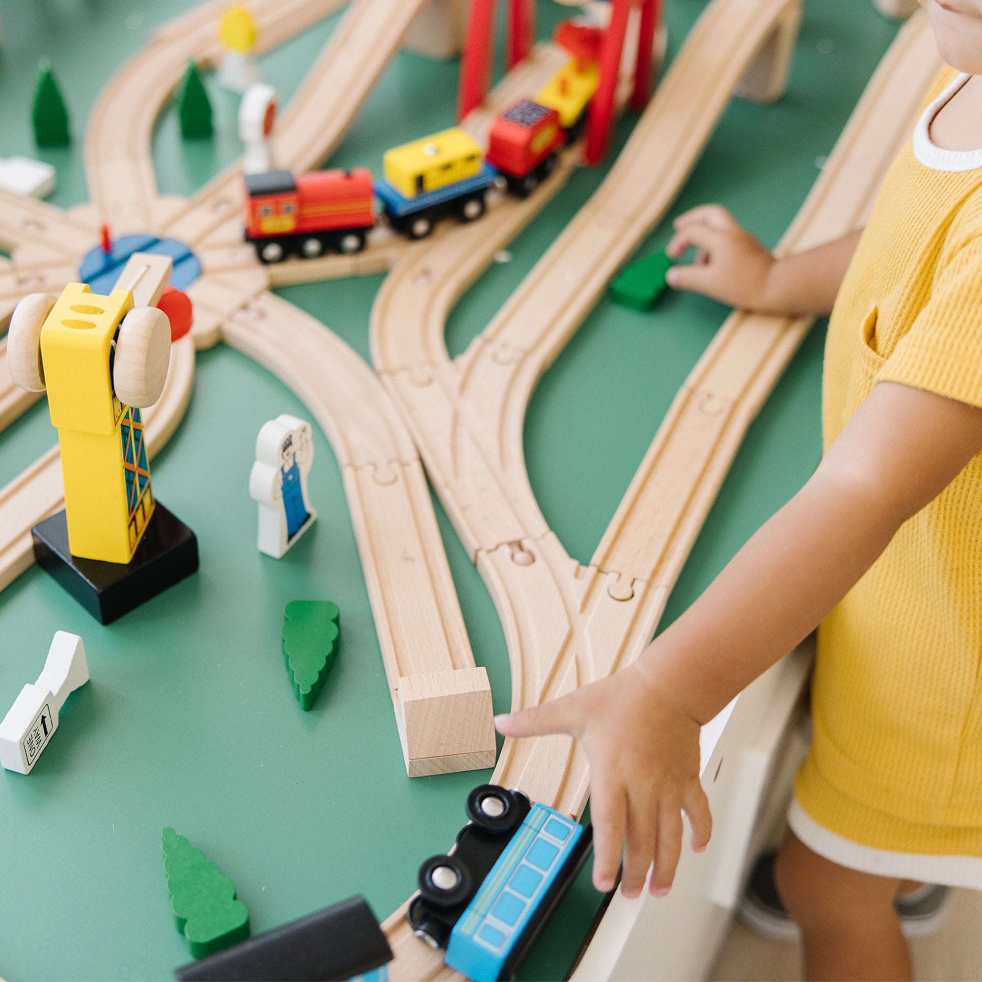 Melissa & Doug Wooden Railway Set - Image 4